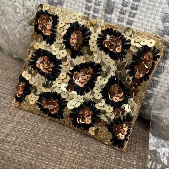 NWT Stocking Stuffer Bundle! earrings,coin purse, wristlet, & fuzzy socks - Picture 7 of 8